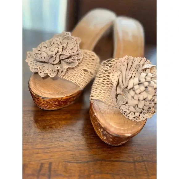 Bamboo Women's Beige Wedge Sandals Size 7 Floral Detail Summer Casual - Picture 8 of 9